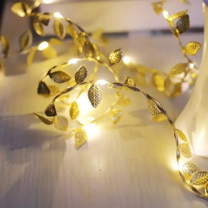 Cordão de Luzes LED Decorativo com Folhas Douradas